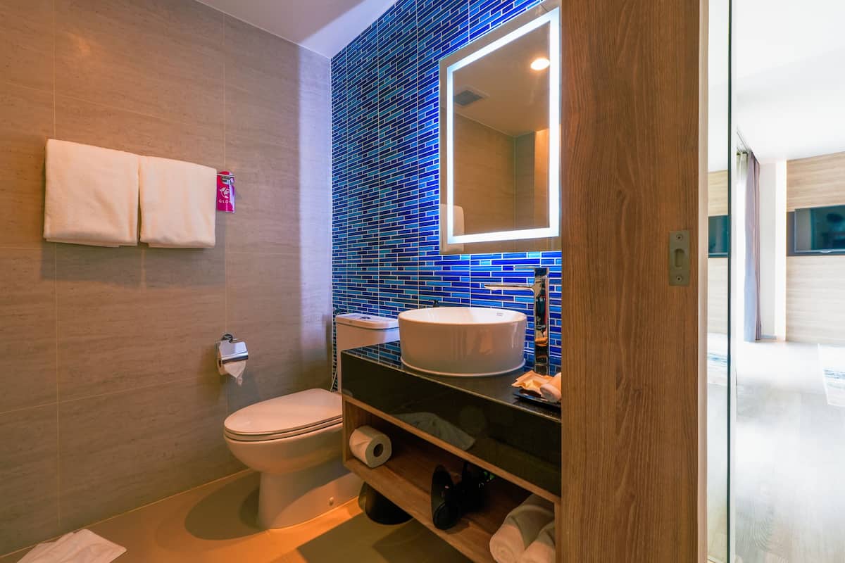 River Executive | Badrum | Dusch, hårtork, tofflor och handdukar