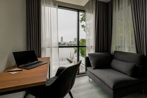 River Executive | منطقة المعيشة | تلفزيون بشاشة مسطحة بحجم 42-بوصة يعرض قنوات تلفزيونية رقمية