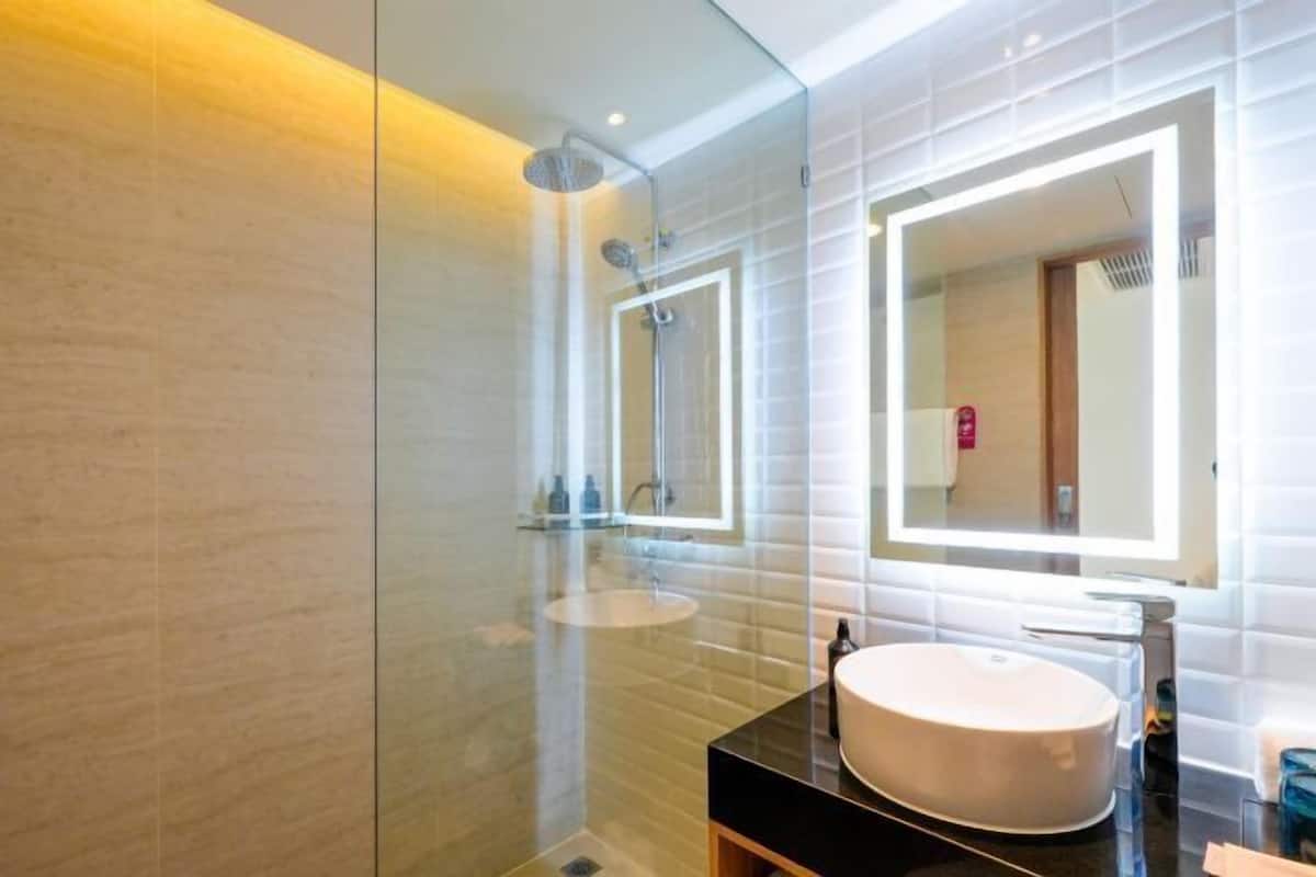 Badrum | Dusch, hårtork, tofflor och handdukar