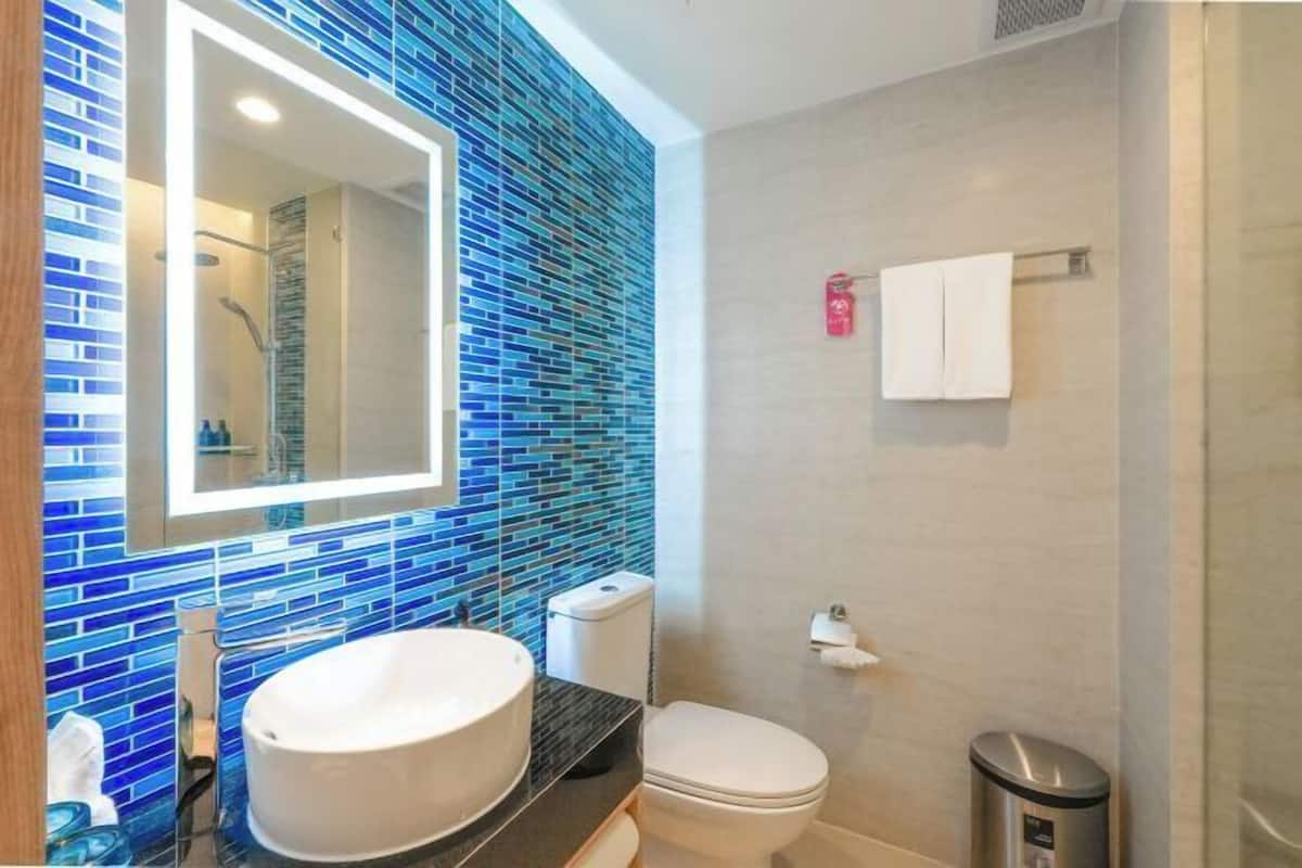 Badrum | Dusch, hårtork, tofflor och handdukar