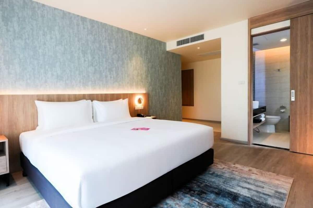 In-room safe, WiFi (free), bed sheets