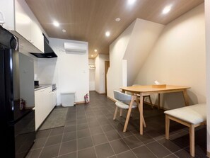 Dining - ONIGASHIMA II [2 min. walk from Johoku Koen-do Station] Stay as if you were living in a comfortable house. 1 person 5,000 yen (大阪市都島区大東町2丁目)