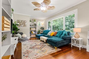 TV, bøker og kontorer