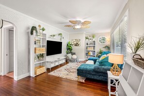 Una televisión, libros, una oficina