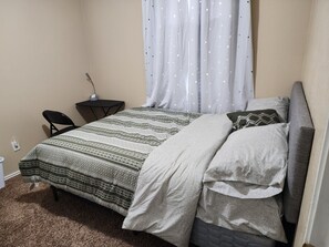 4 habitaciones, tabla de planchar con plancha y cuna de viaje 