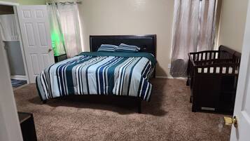 4 slaapkamers, een strijkplank/strijkijzer, reisbedje, gratis wifi