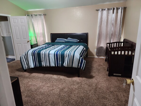 4 bedrooms, iron/ironing board, travel cot, free WiFi - Charming 4-bedroom bungalow with AC and WiFi in lovely Killeen (Killeen)