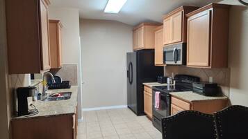 Een magnetron, een oven, een kookplaat, een vaatwasser