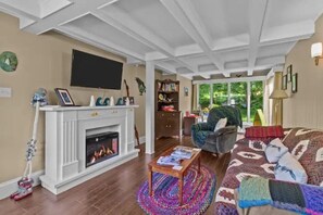 Smart TV, fireplace, offices - Tigh-Na-Mara 4BR + Scandinavian HotSoak by the Sea (Carbonear)