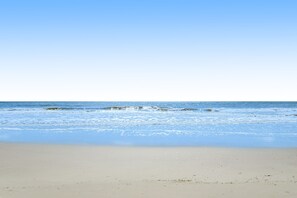 On the beach - Newly renovated beachfront condo with pool, tennis, restaurants, gym, & balcony (Hilton Head)