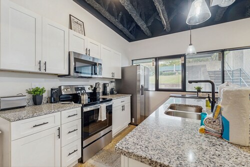 Cozy condo with streaming and cable TV, Wi-FI & great location