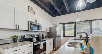 Cozy condo with streaming and cable TV, Wi-FI & great location