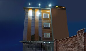 Moderni hotellirakennus, jonka yläpuolella on kyltti, jossa lukee ”HOTEL N.P.S GRAND”, ja sen päällä vielä pienempi ”treebo”-kyltti.