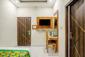 Quarto casal econômico | 1 quarto, escrivaninha, cortinas blackout, ferros/tábuas de passar roupa