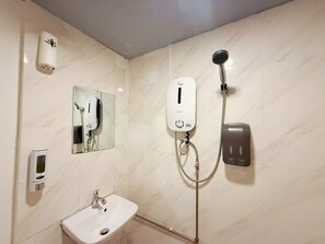 Douche, douche à « effet pluie », articles de toilette gratuits
