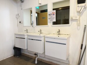 Duş, geniş duş başlığı, ücretsiz banyo/kozmetik ürünleri, havlu