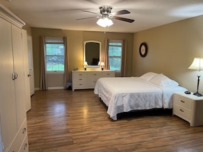 4 habitaciones, tabla de planchar con plancha, wifi y ropa de cama