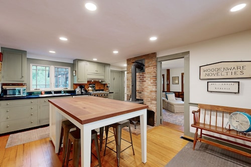 Charming farmhouse, riverfront, views, woodstove, w/d, wifi, TV, kitchen, deck