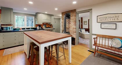 Charming farmhouse, riverfront, views, woodstove, w/d, wifi, TV, kitchen, deck