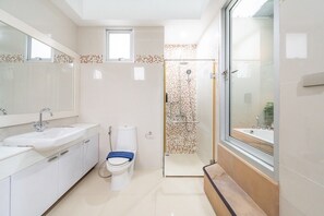 Regadera, tina de hidromasaje, secadora de cabello, bidet 