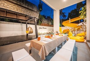 Outdoor dining - Spacious 5-bedroom private villa near Pattaya beach (Tambon Na Chom Thian)