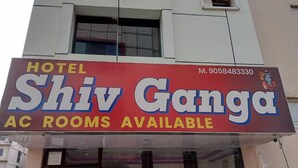 Hotelbord voor Shiv Ganga, kamers met airconditioning beschikbaar.