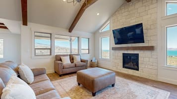 Fernseher, Kamin, Tischtennisplatte