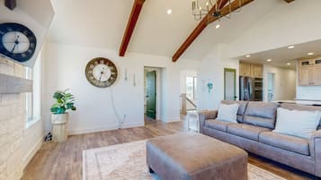 Télévision, cheminée, table de tennis de table