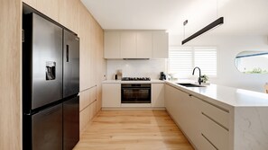 冷蔵庫、電子レンジ、オーブン、コンロ