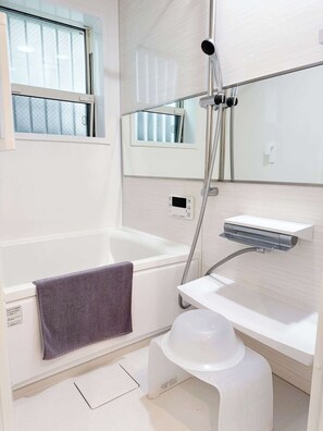 Een douche, gratis toiletartikelen, een haardroger, handdoeken