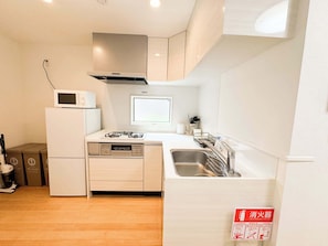 Frigorífico, microondas, horno y placa de cocina