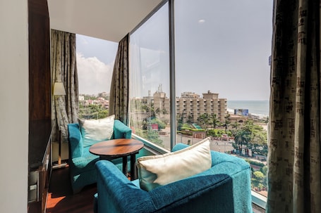 Escritorio, cortinas blackout y tabla de planchar con plancha