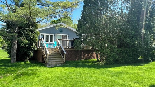 WATERFRONT Seaside Bungalow. Amazing views on Island 17, Long Sault.