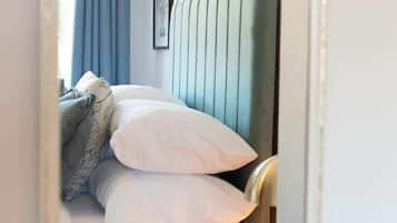 3 bedrooms, desk, iron/ironing board, travel crib