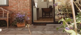 3Bed House w/ Charming Courtyard Garden & Parking