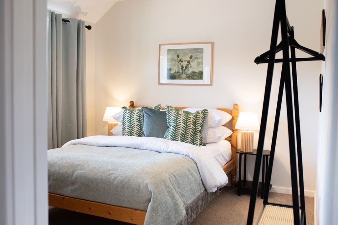 3 bedrooms, desk, iron/ironing board, travel cot