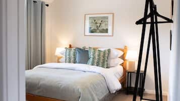 3 bedrooms, desk, iron/ironing board, travel cot