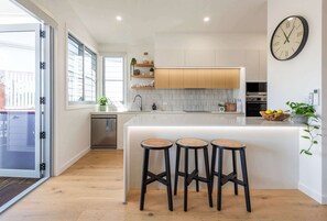 Frigorífico, microondas, horno y placa de cocina