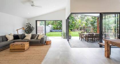 Black Cockatoo - Oceanstays - Pet Friendly