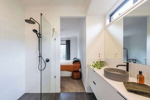 Een douche, een haardroger, handdoeken