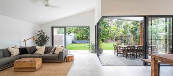 Black Cockatoo - Oceanstays - Pet Friendly