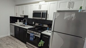 Frigorífico, microondas, horno y placa de cocina