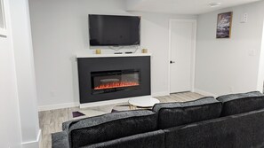 Smart-TV, Kamin, Bücher