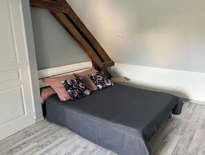 1 bedroom, desk, iron/ironing board, free WiFi