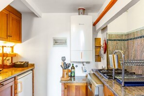 Frigorifero, forno, piano cottura, lavastoviglie