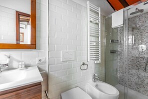 Douche, sèche-cheveux, bidet