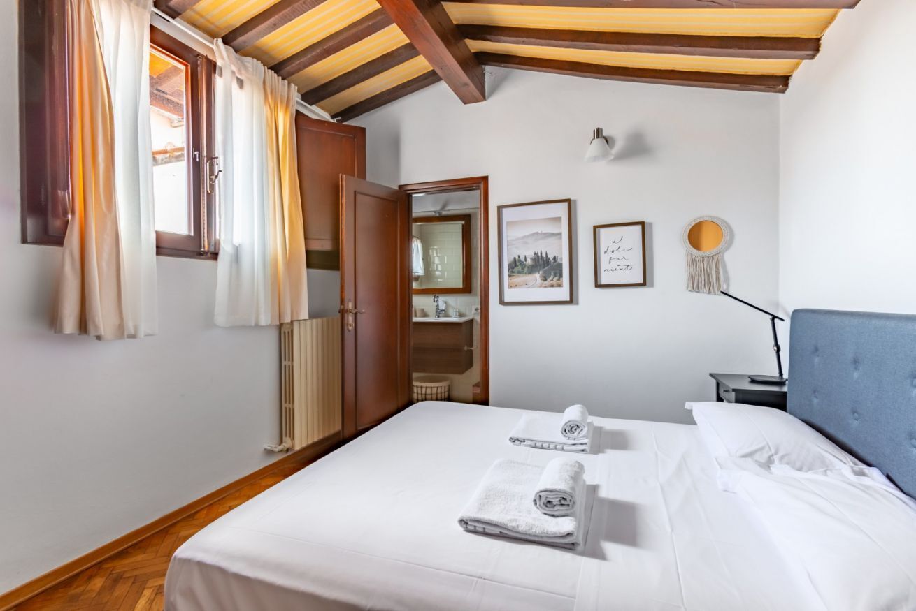 1 dormitorio, tabla de planchar con plancha, wifi y ropa de cama