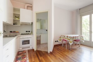 Réfrigérateur, four à micro-ondes, un four, surface de cuisson