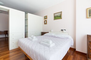 1 bedroom, desk, WiFi