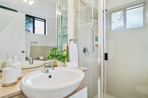 Comfort Apartment, Balcony | Bathroom | Separate bathtub and shower, free toiletries, hair dryer, towels - Traveller Jam Close to City & Esplanade (Cairns North)